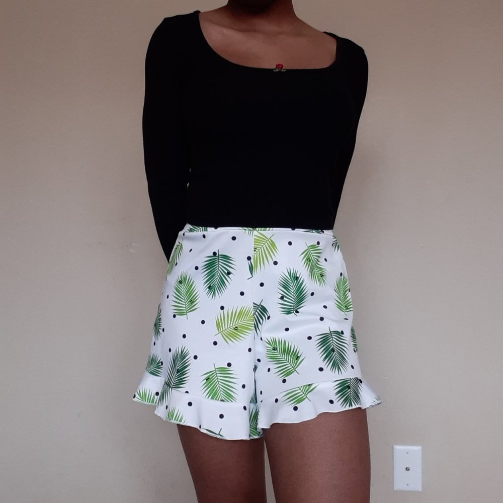White Leaf Print High Waisted Frill Hem Short